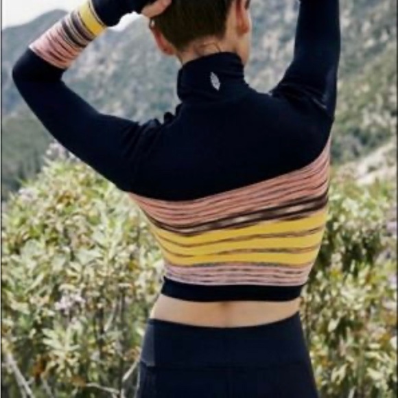 NWT Free Peo­ple
Mountain Mama Layering Crop Pullover |Size Medium - Picture 2 of 14